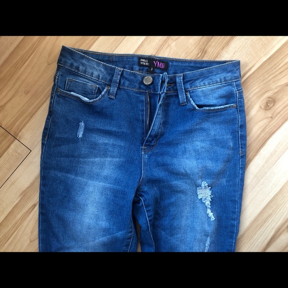 3/$30 ✨ Curvy distressed jeans - Picture 2 of 4